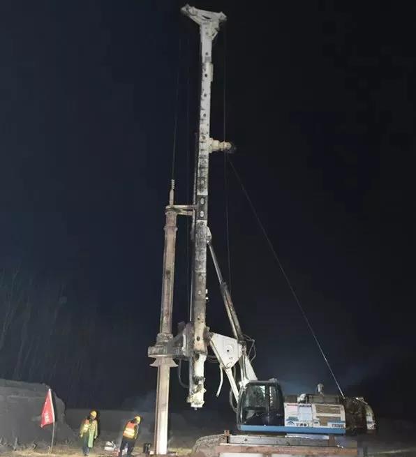 97国际旋挖打下雄安站第一桩